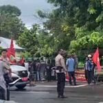 Di Tengah Hujan Deras , Polda Papua Barat melayani dengan humanis Aksi Mimbar Bebas KNPB di Manokwari