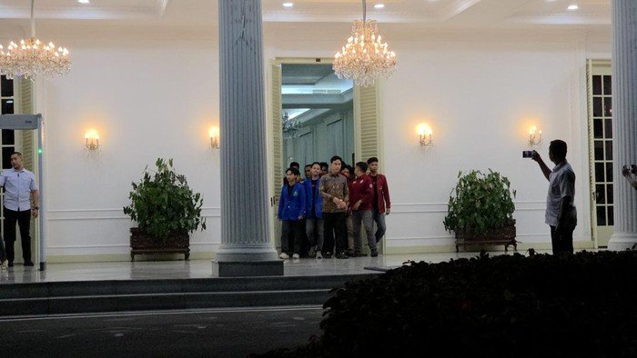 perwakilan-mahasiswa-dari-universitas-bung-karno-ubk-dan-universitas-mh-thamrin-yang-berdemo-di-patung-kuda-jakarta-pusat-mene-1781527610879_169